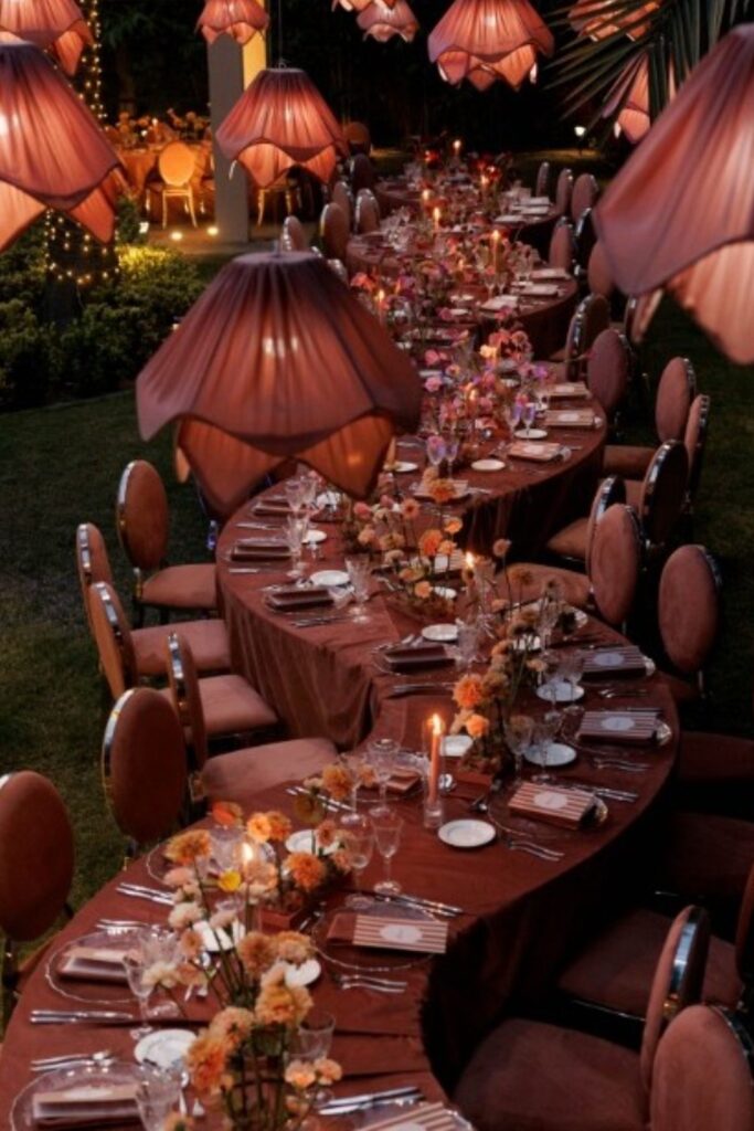 Illuminazione per matrimonio outdoor con lampade a sospensione e luce calda terracotta