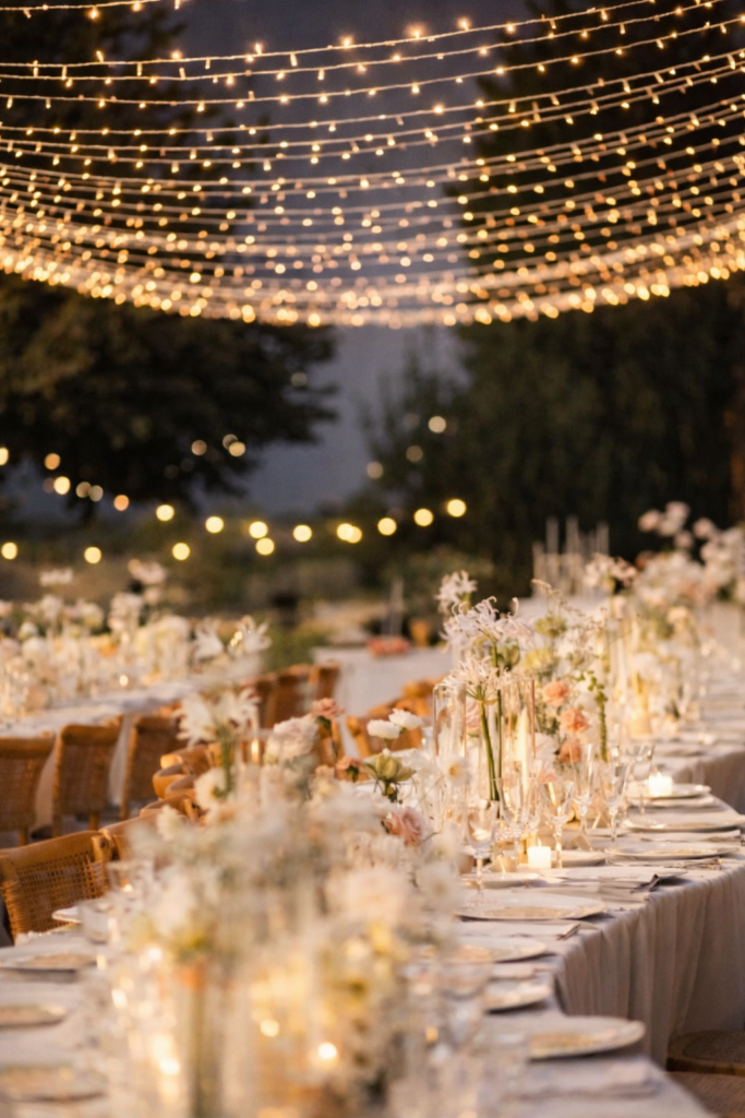 Allestimento con maxi LED per cielo stellato sopra tavoli imperiali durante ricevimento serale all’aperto