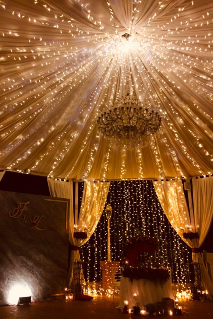 luci scenografiche per matrimonio serale in location raffinata