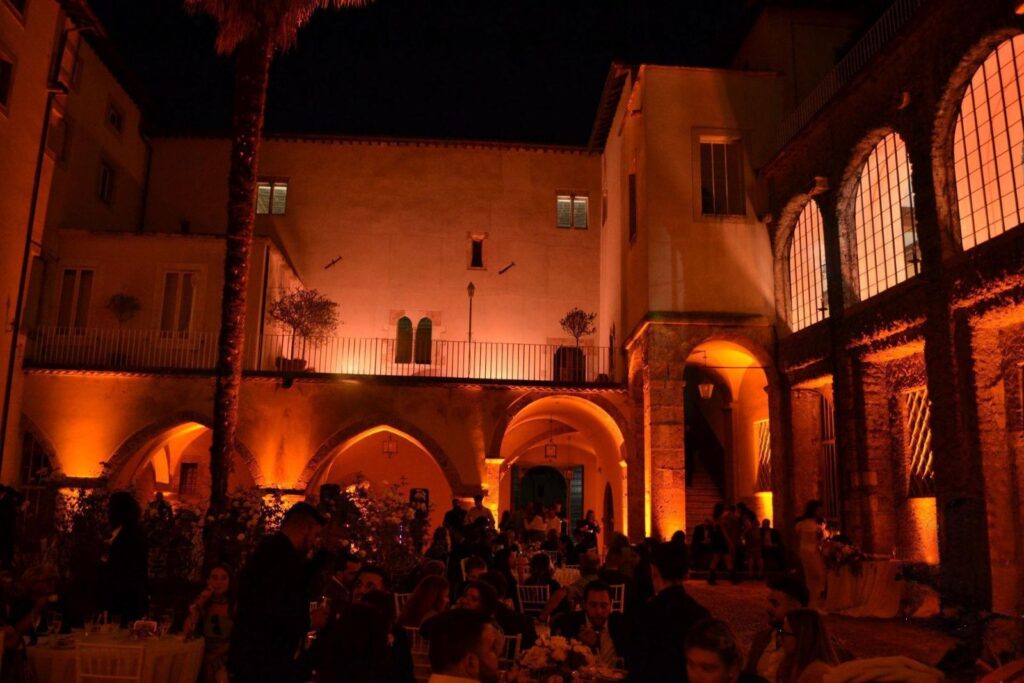 wedding lighting matrimonio all’aperto con luci calde soffuse