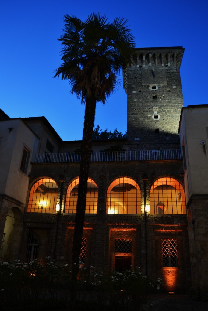 illuminazione esterna matrimonio con filari di luci e design elegante