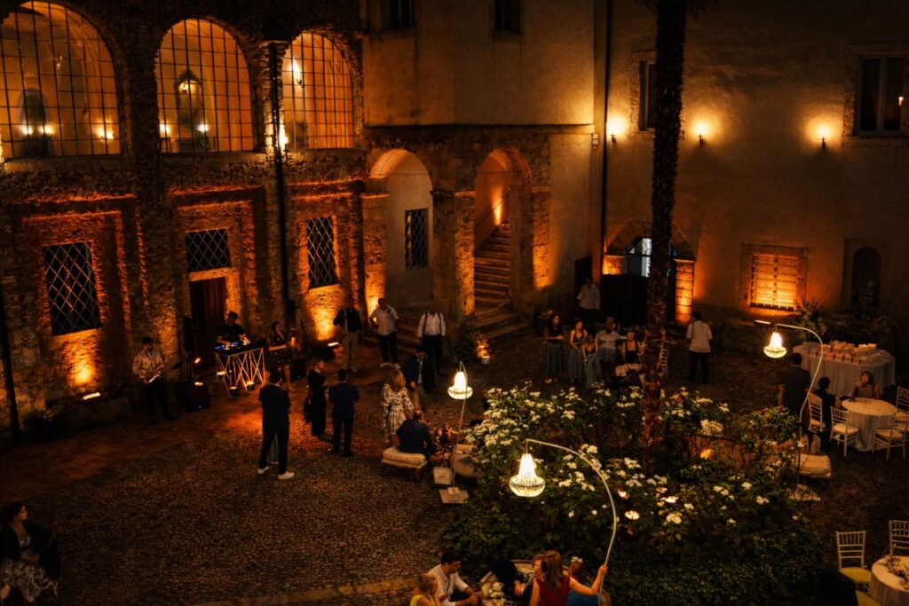 illuminazione ricevimento matrimonio con lampadine sospese calde