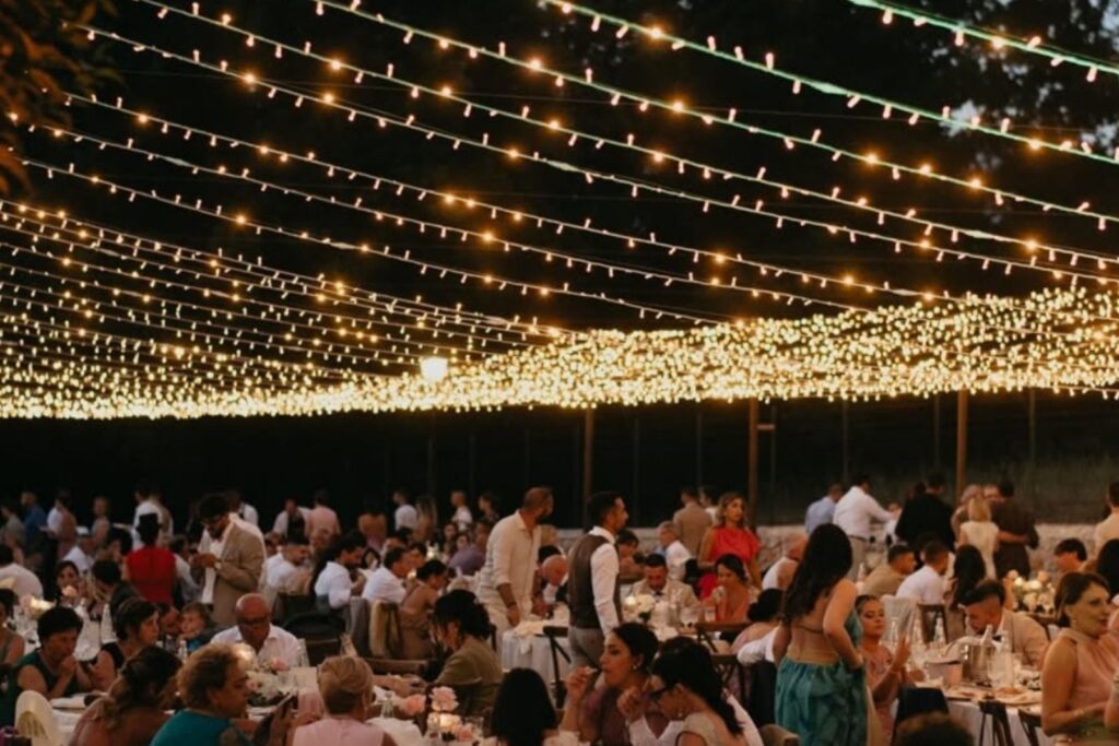 illuminazione scenografica matrimonio con lampadine sospese