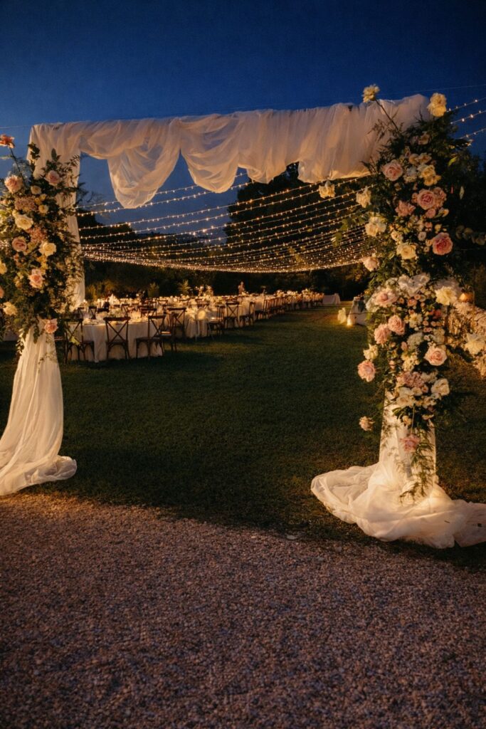 illuminazione matrimonio outdoor con luci calde e candele